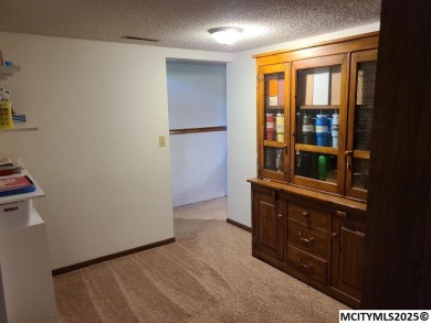 Great 3 bedroom, 1.5 bath split level home with an attached 2 on Linn Grove Country Club in Iowa - for sale on GolfHomes.com, golf home, golf lot