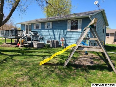 Great 3 bedroom, 1.5 bath split level home with an attached 2 on Linn Grove Country Club in Iowa - for sale on GolfHomes.com, golf home, golf lot