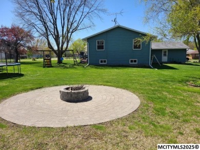 Great 3 bedroom, 1.5 bath split level home with an attached 2 on Linn Grove Country Club in Iowa - for sale on GolfHomes.com, golf home, golf lot