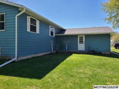 Great 3 bedroom, 1.5 bath split level home with an attached 2 on Linn Grove Country Club in Iowa - for sale on GolfHomes.com, golf home, golf lot