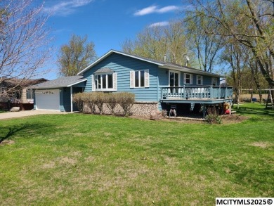 Great 3 bedroom, 1.5 bath split level home with an attached 2 on Linn Grove Country Club in Iowa - for sale on GolfHomes.com, golf home, golf lot