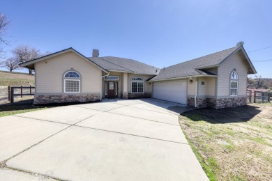 Welcome to this exceptional split wing floor plan offering on Oak Tree Country Club in California - for sale on GolfHomes.com, golf home, golf lot
