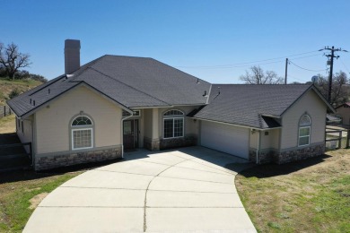 Welcome to this exceptional split wing floor plan offering on Oak Tree Country Club in California - for sale on GolfHomes.com, golf home, golf lot