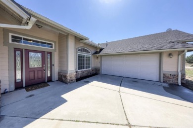 Welcome to this exceptional split wing floor plan offering on Oak Tree Country Club in California - for sale on GolfHomes.com, golf home, golf lot