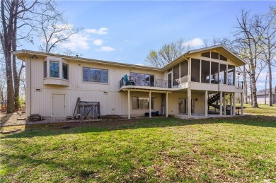 Welcome to The Huskins Home offering you a blend of comfort on Bella Vista Country Club - Highlands in Arkansas - for sale on GolfHomes.com, golf home, golf lot