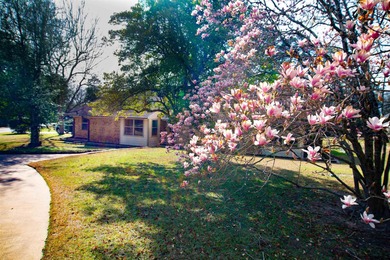 Lakefront classic! Brick ranch style home is ready for on Holly Lake Ranch Golf Club in Texas - for sale on GolfHomes.com, golf home, golf lot