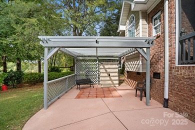 Golf course living, newly up-dated floors, HVAC and roof! This on Waterford Golf Club in South Carolina - for sale on GolfHomes.com, golf home, golf lot