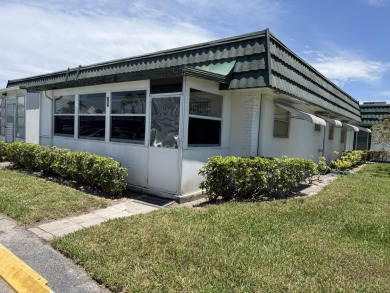 Welcome to this beautiful freshly painted 2-bedroom, 2-bath on Kings Point Golf - Executive in Florida - for sale on GolfHomes.com, golf home, golf lot