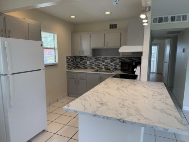 Welcome to this beautiful freshly painted 2-bedroom, 2-bath on Kings Point Golf - Executive in Florida - for sale on GolfHomes.com, golf home, golf lot