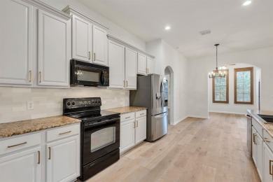 THIS HOME IS PERFECT! MOVE IN READY, LOW MAINTENANCE HOME IN A on Heritage Ranch Golf and Country Club in Texas - for sale on GolfHomes.com, golf home, golf lot