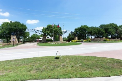 THIS HOME IS PERFECT! MOVE IN READY, LOW MAINTENANCE HOME IN A on Heritage Ranch Golf and Country Club in Texas - for sale on GolfHomes.com, golf home, golf lot