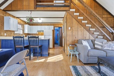 Welcome HOME to 139 Lakeview Drive W in Lake Ariel. This cozy & on The Hideout Golf in Pennsylvania - for sale on GolfHomes.com, golf home, golf lot