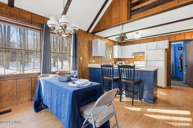 Welcome HOME to 139 Lakeview Drive W in Lake Ariel. This cozy & on The Hideout Golf in Pennsylvania - for sale on GolfHomes.com, golf home, golf lot