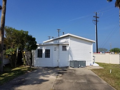 Recently remodeled & fully furnished cottage home with a deck! on Long Island Golf Course in Texas - for sale on GolfHomes.com, golf home, golf lot