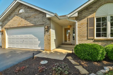 Beautiful 3 bed, 2 bath home in desired Westlake Village! This on Westlake Village in Illinois - for sale on GolfHomes.com, golf home, golf lot