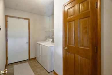Beautiful 3 bed, 2 bath home in desired Westlake Village! This on Westlake Village in Illinois - for sale on GolfHomes.com, golf home, golf lot