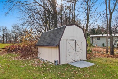 Wonderfully maintained and spacious home located just off the #6 on Royal Scot Country Club in Wisconsin - for sale on GolfHomes.com, golf home, golf lot