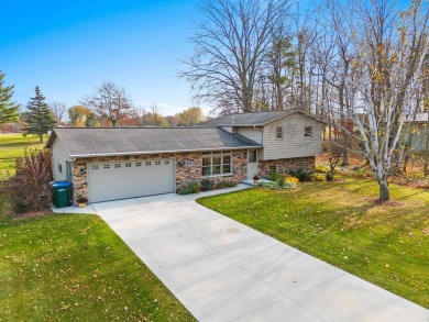 Wonderfully maintained and spacious home located just off the #6 on Royal Scot Country Club in Wisconsin - for sale on GolfHomes.com, golf home, golf lot