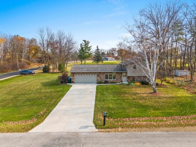 Wonderfully maintained and spacious home located just off the #6 on Royal Scot Country Club in Wisconsin - for sale on GolfHomes.com, golf home, golf lot