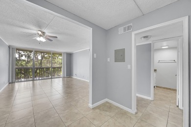 ALL AGES condo blends style & function! Spacious bedroom on Inverrary Country Club in Florida - for sale on GolfHomes.com, golf home, golf lot