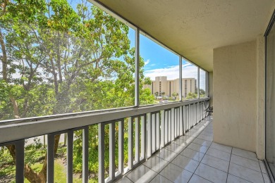 ALL AGES condo blends style & function! Spacious bedroom on Inverrary Country Club in Florida - for sale on GolfHomes.com, golf home, golf lot