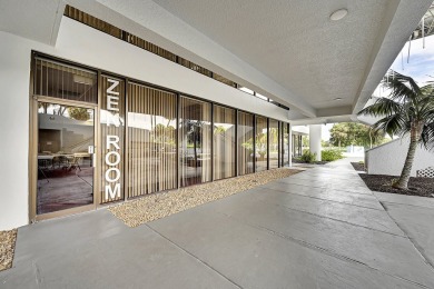 ALL AGES condo blends style & function! Spacious bedroom on Inverrary Country Club in Florida - for sale on GolfHomes.com, golf home, golf lot