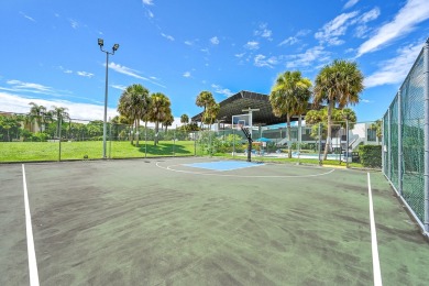 ALL AGES condo blends style & function! Spacious bedroom on Inverrary Country Club in Florida - for sale on GolfHomes.com, golf home, golf lot