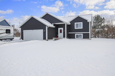 This great 2 bedroom, 2 bath home backs up to Hickory Knoll Golf on Hickory Knoll Golf Course in Michigan - for sale on GolfHomes.com, golf home, golf lot