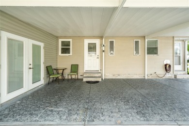 Welcome home to this charming 2-bedroom, 2 bath manufactured on El Diablo Executive Golf Course in Florida - for sale on GolfHomes.com, golf home, golf lot