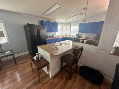 This well-loved 2-bedroom, 2-bathroom Palm Harbor home is being on Del Tura Golf and Country Club in Florida - for sale on GolfHomes.com, golf home, golf lot