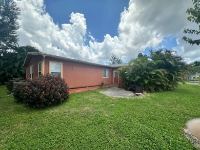 This well-loved 2-bedroom, 2-bathroom Palm Harbor home is being on Del Tura Golf and Country Club in Florida - for sale on GolfHomes.com, golf home, golf lot