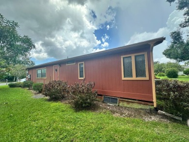 This well-loved 2-bedroom, 2-bathroom Palm Harbor home is being on Del Tura Golf and Country Club in Florida - for sale on GolfHomes.com, golf home, golf lot