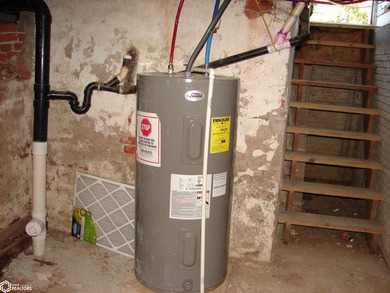 This 1.5-story, 3-bedroom, 1-bath home is a perfect opportunity on Twin Lakes Golf Course in Iowa - for sale on GolfHomes.com, golf home, golf lot