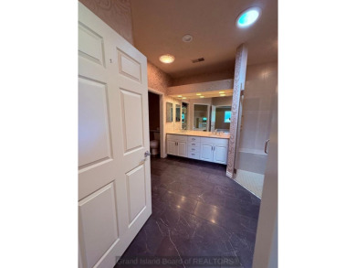 Beautiful condo overlooking the 18th fairway of Riverside Golf on Riverside Country Club in Nebraska - for sale on GolfHomes.com, golf home, golf lot