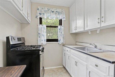 ***WELCOME HOME*** Desirable Upper Corner Apartment With Extra on Clearview Park Golf Course in New York - for sale on GolfHomes.com, golf home, golf lot