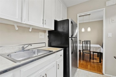 ***WELCOME HOME*** Desirable Upper Corner Apartment With Extra on Clearview Park Golf Course in New York - for sale on GolfHomes.com, golf home, golf lot