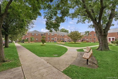 ***WELCOME HOME*** Desirable Upper Corner Apartment With Extra on Clearview Park Golf Course in New York - for sale on GolfHomes.com, golf home, golf lot