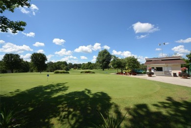 WELCOME HOME to this clean & MOVE-IN-READY 3BR 3BTH villa on Lake Forest Golf and Country Club in Missouri - for sale on GolfHomes.com, golf home, golf lot