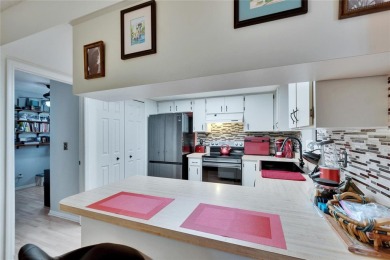 Well-maintained two bedroom, two bath open floor plan Idlewood on Falcon Watch Golf Club in Florida - for sale on GolfHomes.com, golf home, golf lot