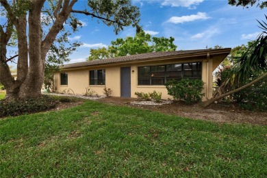 Well-maintained two bedroom, two bath open floor plan Idlewood on Falcon Watch Golf Club in Florida - for sale on GolfHomes.com, golf home, golf lot