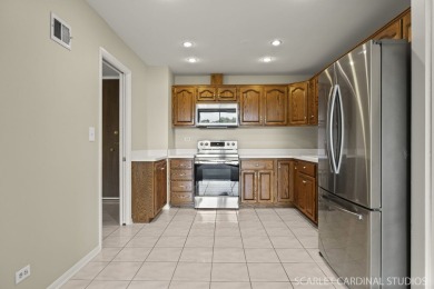 Rarely available, move-in ready, 1-bedroom, 1-bath condo at on Oak Meadows Golf Club in Illinois - for sale on GolfHomes.com, golf home, golf lot