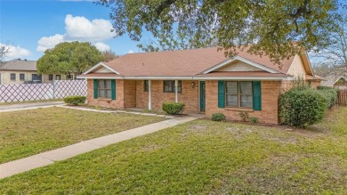 Cozy 3 Bed, 2 Bath home in a great location.  Walking distance on Wright Park Municipal Golf Course in Texas - for sale on GolfHomes.com, golf home, golf lot