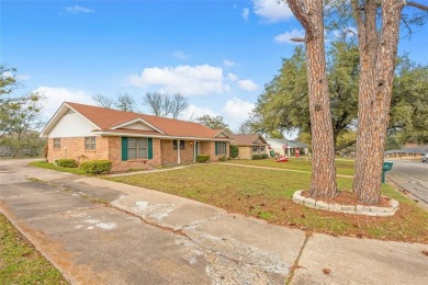 Cozy 3 Bed, 2 Bath home in a great location.  Walking distance on Wright Park Municipal Golf Course in Texas - for sale on GolfHomes.com, golf home, golf lot