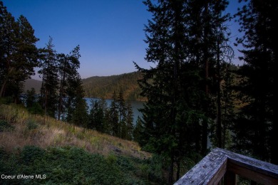 As you step outside, the serene lake surroundings take center on Ponderosa Springs Golf Course in Idaho - for sale on GolfHomes.com, golf home, golf lot