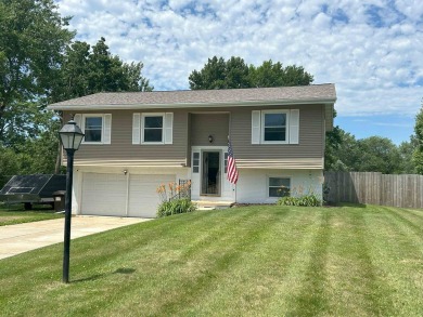 Must see this three bedroom, 1.5 bath home close to golf course on Park Hills Golf Course in Illinois - for sale on GolfHomes.com, golf home, golf lot