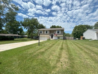 Must see this three bedroom, 1.5 bath home close to golf course on Park Hills Golf Course in Illinois - for sale on GolfHomes.com, golf home, golf lot