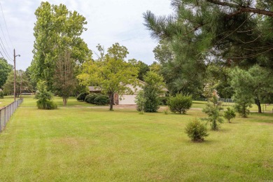 Lovely 3-bedroom, 3-bath ranch-style home across the street from on Thunderbird Country Club in Arkansas - for sale on GolfHomes.com, golf home, golf lot