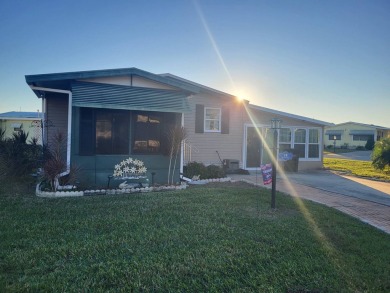 This well maintained and loved 2 bedroom 2 bath home is ready to on Lakes at Leesburg Golf Course in Florida - for sale on GolfHomes.com, golf home, golf lot