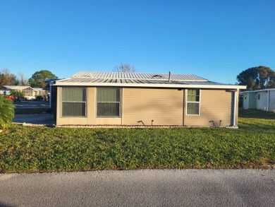 This well maintained and loved 2 bedroom 2 bath home is ready to on Lakes at Leesburg Golf Course in Florida - for sale on GolfHomes.com, golf home, golf lot