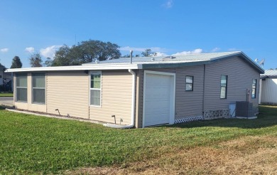 This well maintained and loved 2 bedroom 2 bath home is ready to on Lakes at Leesburg Golf Course in Florida - for sale on GolfHomes.com, golf home, golf lot